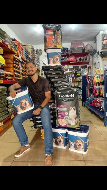 Equipe do Anjos de Quatro Patas no pet shop, com produtos em destaque